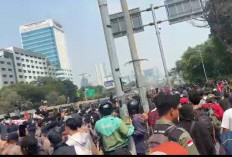 Gelombang Mahasiswa Mulai Bergerak ke DPR, Pakai Almamater Kuning Universitas Terbuka