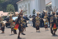 Presiden Belarus Alexander Lukashenko Disambut Tarian Enggang di Istana Merdeka