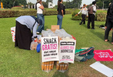 Snack Gratis Saweran Warga Thread Berdatangan ke Tugu Tani: Dukung Aksi Mahasiswa
