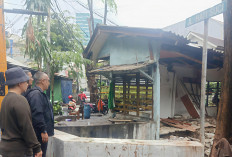 Brukk! Kantor RW di Tanah Abang Roboh Akibat Hujan Deras