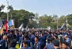 Seribuan Mahasiswa Trisakti Demo di Medan Merdeka Selatan: Kritik Tak Didengar, Lawan!