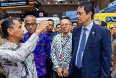 Menteri Keuangan RI, Purbaya Yudhi Sadewa, Tinjau Booth Mitsubishi Fuso pada GIIAS 2026 