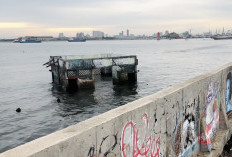 Penampakan Masjid Wal Adhuna di Laut Muara Baru: Saksi Sejarah Tenggelamnya Pesisir Jakarta