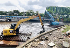 Tekan Risiko Banjir, Pramono Terjunkan 200 Ekskavator Keruk Kali di 5 Wilayah Jakarta