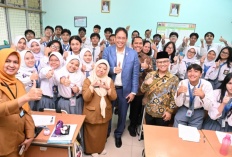 Momen Purbaya Duduk 30 Menit di Kelas, Lihat Langsung Penggunaan Papan Digital IFP