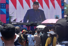 Warga Rela Panas-panasan Nobar Pidato Perdana Presiden Prabowo di Bundaran HI 