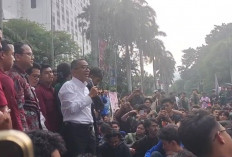 Mendiktisaintek Brian Temui Ratusan Mahasiswa yang Gelar Aksi Unjuk Rasa di Hardiknas 2025