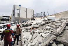 Bangunan di Koja Ambruk Timpa 4 Mobil, Bocah-bocah Berlarian Ketakutan