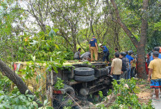 Mobil Box Terguling di Tangerang, Diduga Sopir Mengantuk