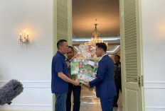 Rismon Sianipar Temui Gibran, Dapat Bingkisan Besar