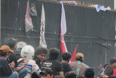 TEGANG! Massa Goyang Pagar Gedung DPR, Elemen Mahasiswa hingga Aktivis Perempuan Sampaikan Tuntutan