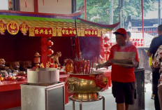 Vihara Dharma Bakti di Glodok Ramai Umat, PMKS Membludak
