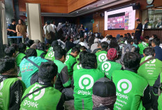 Bak Nobar Piala Dunia, Ojol Padati Lobi Pengadilan Saksikan Sidang Vonis Nadiem