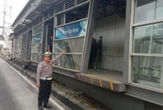 Halte Transjakarta Tebet Eco Park Ditabrak Truk, Kanopi Rusak hingga Kaca Pecah