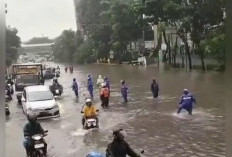 Banjir di DI Panjaitan Makin Tinggi, Mobil Kecil Tak Berani Melintas 
