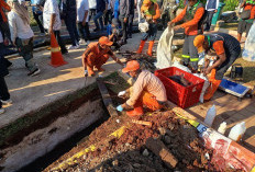 Pemkot Jaktim Basmi Ratusan Kg Ikan Sapu-Sapu di Ciracas