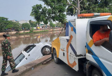 Mobil-Motor Nyebur Bareng ke Kali Cengkareng Drain, Polisi Ungkap Penyebabnya