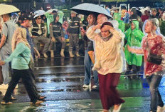 Detik-detik Pengunjung Berhamburan Kala Hujan Guyur Bundaran HI Jelang Malam Tahun Baru 2026