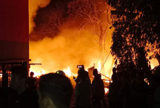 Kebakaran Hanguskan Lapak Barang Bekas di Pondok Pinang, Warga Panik Teriak Minta Tolong