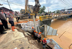 Brimob Perbaiki Jembatan Putus dalam 3 Hari, Akses Tapanuli Kembali Pulih