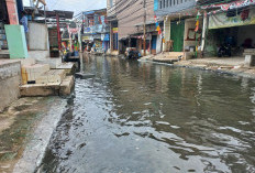 Libur Natal 2024, Kawasan Muara Angke Masih Terendam Banjir Rob 