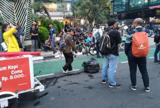 Massa Aksi di Sudirman Bubarkan Diri, Sejumlah Peserta Turut Bersihkan Sampah