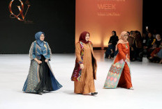 Wagub NTB Tampil sebagai Model di IFW 2026, Promosikan Tenun Khas Daerah