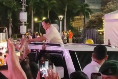 Tak Disangka, Prabowo Sapa Warga di Bundaran HI Sambil Naik Mobil Maung Jelang Tahun Baru