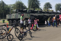 Warga Antusias Sambangi Pameran Alutsista HUT TNI ke-79 di Monas Hari Ini   