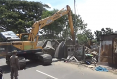 Terindikasi Prostitusi,Satpol PP Gusur 172 Bangunan Liar di Bantaran Kalimalang