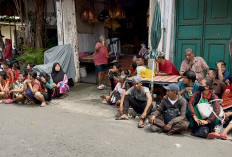 PMKS Membludak di Vihara Dharma Bhakti Sembari Menanti Angpao