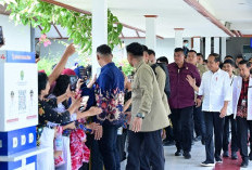 Jelang 25 Hari Pemerintahannya Berakhir, Jokowi Sapa Pasien dan Keluarganya di RSUD dr. Abdul Rivai