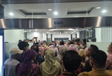 Panas Jelang Putusan MK soal Gibran, Massa Pemohon Sempat Dorong-Dorongan