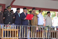Pimpin Upacara di Lokasi Gempa NTT, Menko PMK & BNPB Kawal 50 Ribu Paket Sembako Presiden