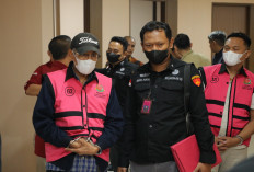 Penampakan 3 Tersangka Kasus Dugaan Korupsi Pemberian Kredit Terhadap Sritex