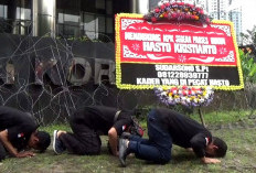 Sudarsono Kader PDIP yang Dipecat Dukung KPK Usut Tuntas Kasus Hasto, Sujud Syukur Depan Gedung Merah Putih