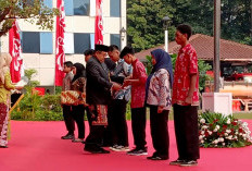 Pramono Serahkan 371 Ijazah yang Ditebus dari Sekolah Saat Upacara Hardiknas 2025 