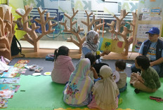 Kemendikdasmen Sebar Ribuan Buku Gratis di Stasiun, Ubah Mudik Jadi Petualangan Literasi