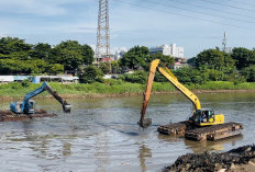 Antisipasi Risiko Banjir Jakarta, Kanal Banjir Barat Dikeruk Maraton Selama Setahun