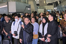 Momen Haru saat WNI dari Iran Tiba di Tanah Air: Alhamdulillah Bu!