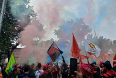 Tolak Tapera, Ratusan Buruh Nyanyi 'Halo-Halo Bandung' Sambil Menyalakan Bom Smoke