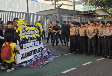 Tolak RUU Polri, Mahasiswa Gelar Aksi Simbolik dengan Karangan Bunga di Depan Gedung ASEAN
