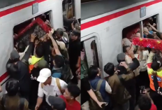 Detik-Detik Petugas dan Penumpang Evakuasi Korban KRL yang Terjepit Gerbong Pasca Ditabrak KA Argo Bromo