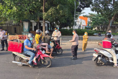 Tiga Pilar Kecamatan Pamulang Bagikan 300 Masker Kepada Pengendara