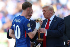 Cole Palmer Bingung Saat Donald Trump Nongol di Podium Penghargaan Chelsea, Netizen: Ia Kelihatan kesal!