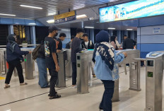 Rayakan Tahun Baru di Monas, Penumpang Padati Stasiun Juanda