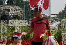 Pedagang Monas Banting Harga Stiker Rp1.000, Omzet Anjlok hingga Banjir Pesaing