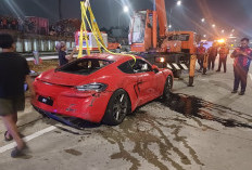 Porsche Lepas Kendali di Tol Desari, Tabrak Pembatas dan Nyungsep ke Parit.