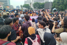Mahasiswa dan Polisi Sempat Dorong-dorongan di Bundaran HI, Tuntut Aktivis Dibebaskan