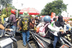 Massa Aksi Demo di Gedung DPR Rebutan Jajanan Gratis, Pedagang Siomai hingga Tahu Bulat Laku Keras